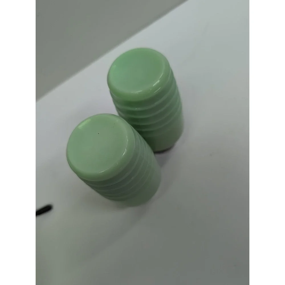 VTG - Jeannette Jade-ite‎ Beehive Salt & Pepper Shaker Set with Lids